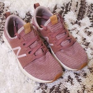 New Balance lightweight knit laceup sneakers 8.5